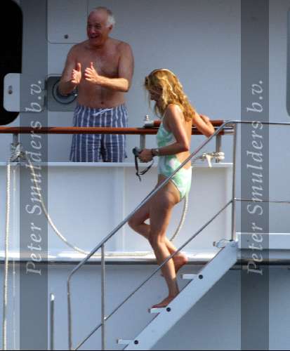 Porto Ercole 6 augustus 2003
Mabel Wisse Smit op de Jumbo VI met beveilingsbeambte