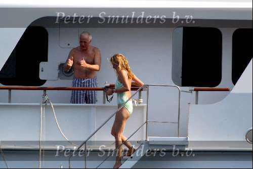 Porto Ercole 6 augustus 2003
Mabel Wisse Smit op de Jumbo VI met beveilingsbeambte