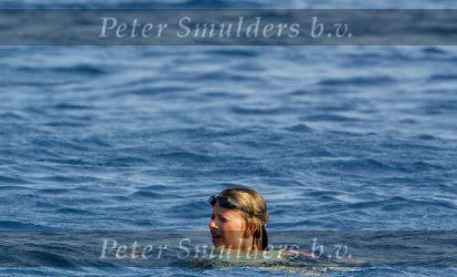 Porto Ercole 6 augustus 2003
Mabel Wisse Smit zwemmend bij de Jumbo VI met