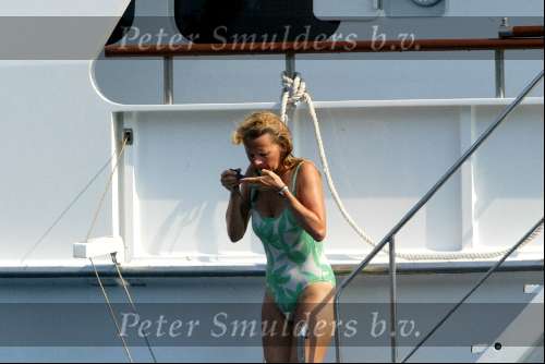 Porto Ercole 6 augustus 2003
Mabel Wisse Smit op de Jumbo VI met beveilingsbeambte