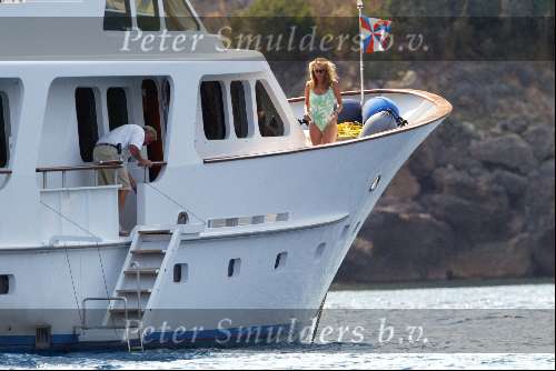 Porto Ercole 6 augustus 2003
Mabel Wisse Smit op de Jumbo VI met beveilingsbeambte