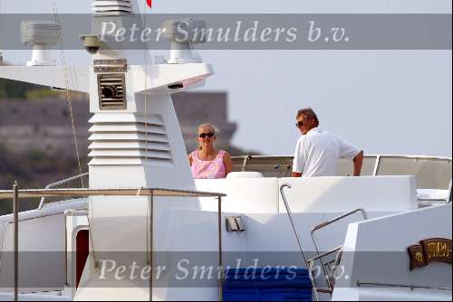 Porto Ercole 6 augustus 2003
Mabel Wisse Smit op de Jumbo VI met beveilingsbeambte