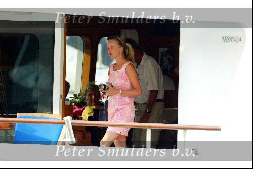Porto Ercole 6 augustus 2003
Mabel Wisse Smit op de Jumbo VI met beveilingsbeambte en opachtergrond Prins Willema Alexander