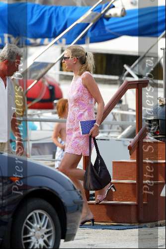 Porto Ercole 6 augustus 2003
Mabel Wisse Smit op de Jumbo VI met beveilingsbeambte