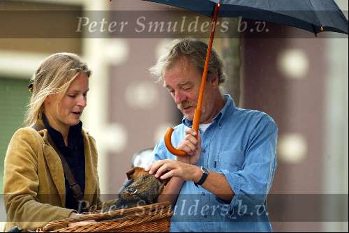 Amsterdam 30 augustus 2003
Midas Deckers onder paraplu met een vrouw met hond
