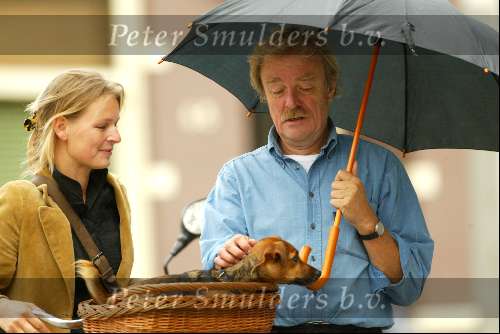 Amsterdam 30 augustus 2003
Midas Deckers onder paraplu met een vrouw met hond
