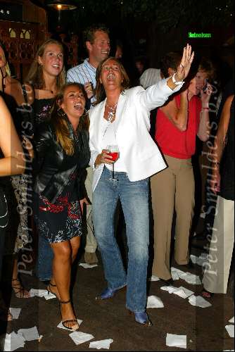 Rotterdam 24 augustus 2003
Surprise feestje inge de bruijn in baja beachclub
Monique Rijkaard ruig dansend met een glaasje wijn