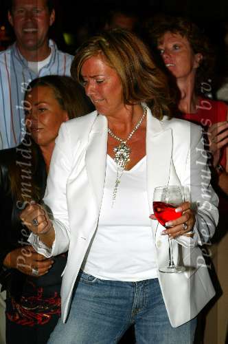 Rotterdam 24 augustus 2003
Surprise feestje inge de bruijn in baja beachclub
Monique Rijkaard met een glaasje wijn