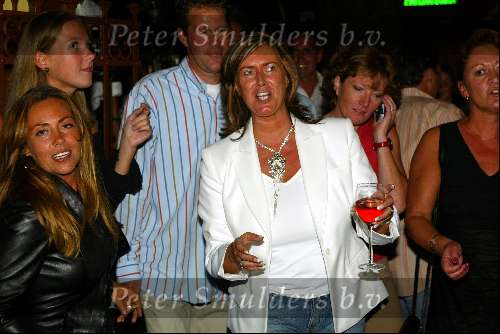 Rotterdam 24 augustus 2003
Surprise feestje inge de bruijn in baja beachclub
Monique Rijkaard met een glaasje wijn