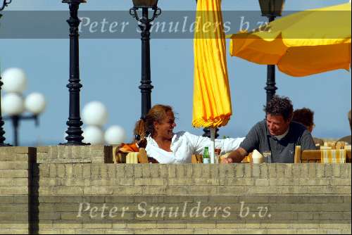 Amsterdam 26 augustus 2003
Patty Brard  met man....op terras van huis ter duin in noordwijk