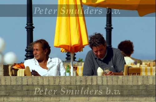 Amsterdam 26 augustus 2003
Patty Brard  op terras van huis ter duin in noordwijk