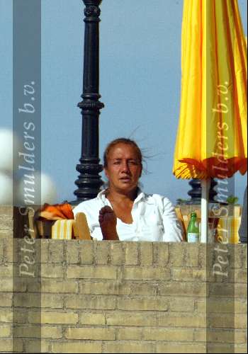 Amsterdam 26 augustus 2003
Patty Brard  op terras van huis ter duin in noordwijk