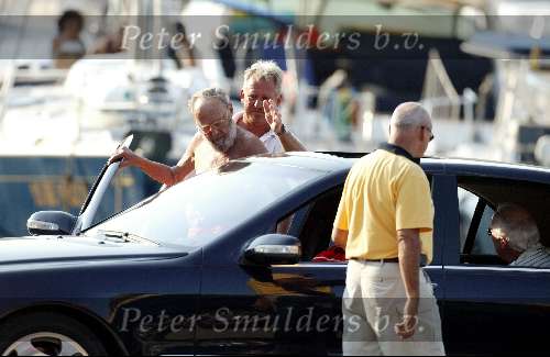 Porto Ercole 6 augustus 2003
Prins Bernhard bij de Jumbo VI met beveiligingsbeambtes bij de auto