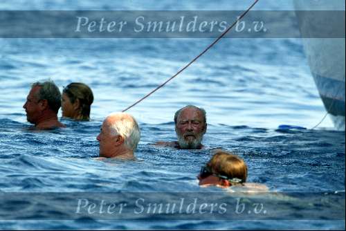 Porto Ercole 6 augustus 2003
Prins Bernhard aan het zwemmen met Prins Willem Alexander en Prinses Maxima bij de Jumbo VI met een beveiligingsbeambte