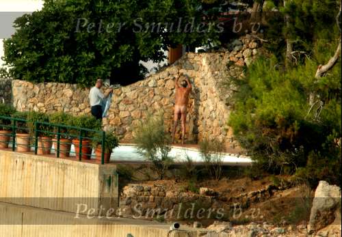Porto Ercole 6 augustus 2003
Prins Bernhard aan het douchen bij de Jumbo VI met een beveiligingsbeambte