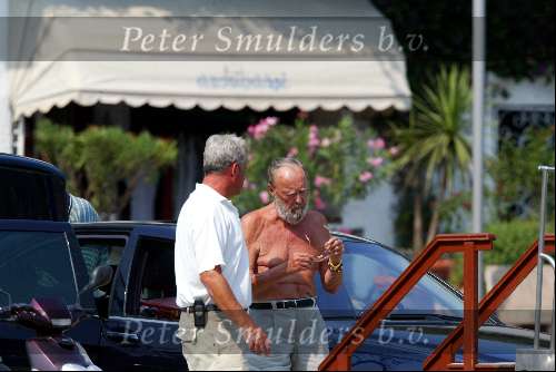 Porto Ercole 6 augustus 2003
Prins Bernhard bij de Jumbo VI met een beveiligingsbeambte