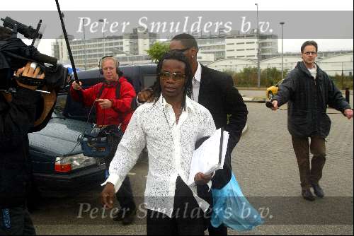 Rotterdam 29 augustus 2003
Regilio Tuur verlaat gevangenis de schie in rotterdam samen met zijn broer