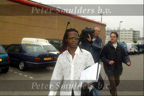 Rotterdam 29 augustus 2003
Regilio Tuur verlaat gevangenis de schie in rotterdam samen met zijn broer