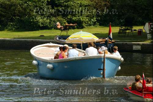 Amsterdam 10 augustus 2003
Reinout Oerlemans, Danielle Overgaag en Tijmen varen met boot met hun families