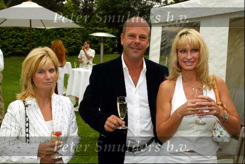Blaricum 28 augustus 2003

Feest bij tandarts in Blaricum

Rene Bloem met 2 dames

Peter Smulders