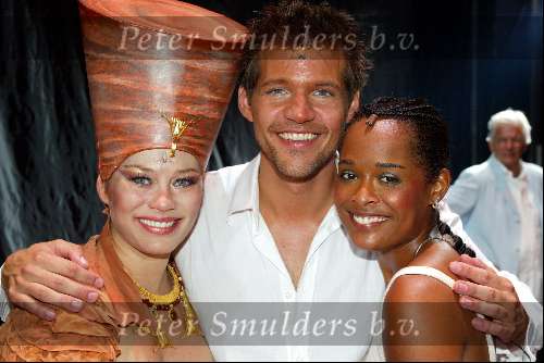 Scheveningen 3 augustus 2003
Laatste voorstelling van Aida in het circustheater.
Chaira Borderslee en Rene v Kooten
Antje Monteiro  huilen