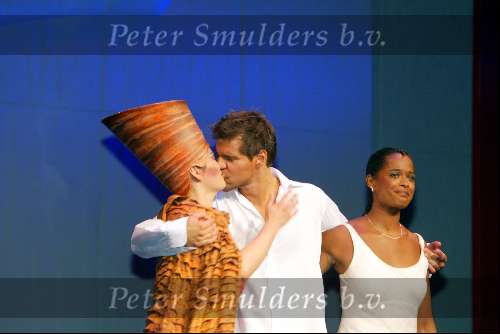 Scheveningen 3 augustus 2003
Laatste voorstelling van Aida in het circustheater.
Rene v Kooten en Antje Monteiro  huilen
