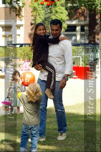 Amsterdam 30 augustus 2003
Ruud Gullit voetballen en spelen met zijn kinderen Joelle en Maxim