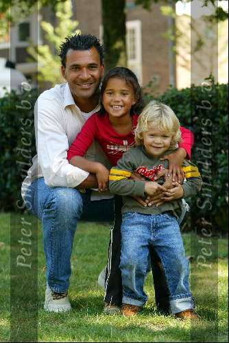 Amsterdam 30 augustus 2003
Ruud Gullit voetballen en spelen met zijn kinderen Joelle en Maxim