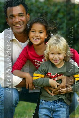 Amsterdam 30 augustus 2003
Ruud Gullit voetballen en spelen met zijn kinderen Joelle en Maxim