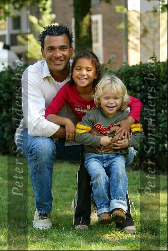 Amsterdam 30 augustus 2003
Ruud Gullit voetballen en spelen met zijn kinderen Joelle en Maxim