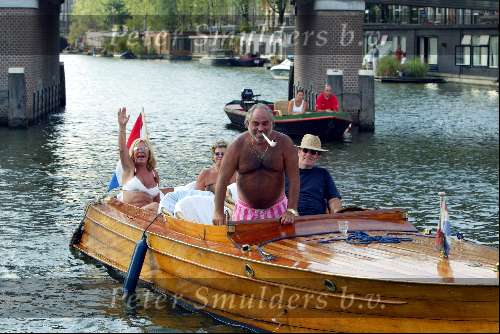 Amsterdam 2 augustus 2003
Gay parade door de amsterdamse grachten.
Sjaak Snoek op classic boot