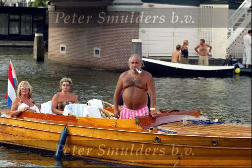Amsterdam 2 augustus 2003
Gay parade door de amsterdamse grachten.
Sjaak Snoek op classic boot