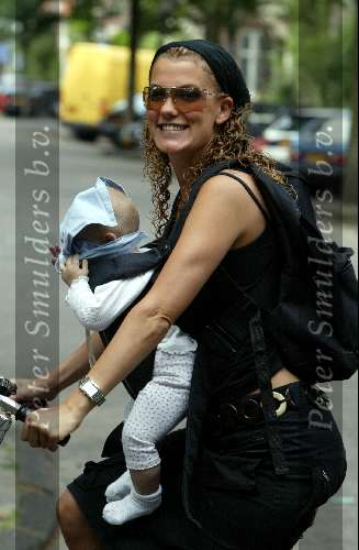 Amsterdam 1 augustus 2003
Tatum Dagelet met dochter Troy Davis op de fiets