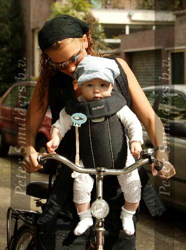 Amsterdam 1 augustus 2003
Tatum Dagelet met dochter Troy Davis op de fiets