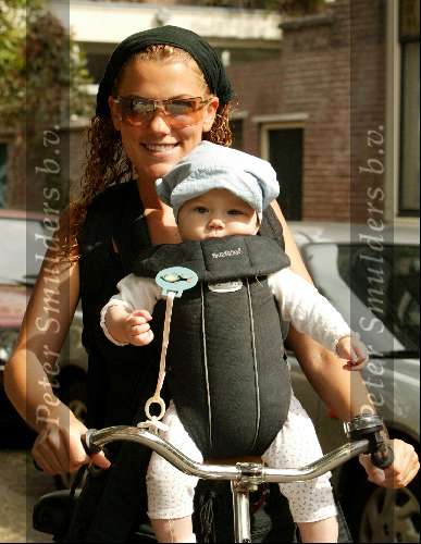 Amsterdam 1 augustus 2003
Tatum Dagelet met dochter Troy Davis op de fiets