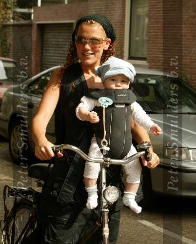 Amsterdam 1 augustus 2003
Tatum Dagelet met dochter Troy Davis op de fiets