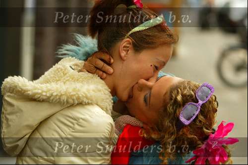 Amsterdam 28 augustus 2003
Tatum Dagelet en Jennifer de Jong als brutale moeders kussend op pc