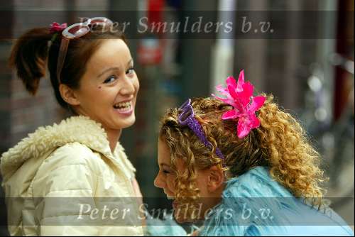 Amsterdam 28 augustus 2003
Tatum Dagelet en Jennifer de Jong als brutale moeders kussend op pc