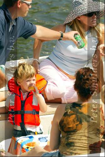 Amsterdam 10 augustus 2003
Reinout Oerlemans, Danielle Overgaag en Tijmen varen met boot met hun families