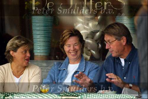 Amsterdam 30 augustus 2003
Ursul de Geer op terras bij joffers met 2 dames