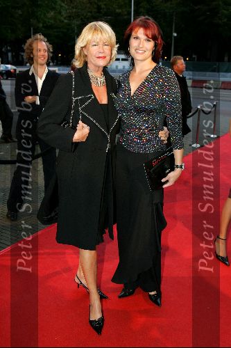Den Haag 30 augustus 2004
Premiere Passion in schouwburg Den Haag.
Anouk v Nes en Sheila de Vries
