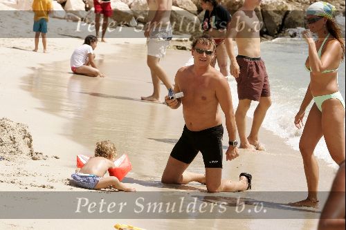 Curacao 16 Augustus 2004
Armando Borsato   Jada en Leontine Borsato op het strand
Peter Smulders bv