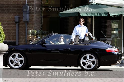 Amsterdam 3 augustus 2004
Carmen Sandriessen (Carmen Rijkaard} in Porsche 911 cabrio op Cornelis Schuytstraat