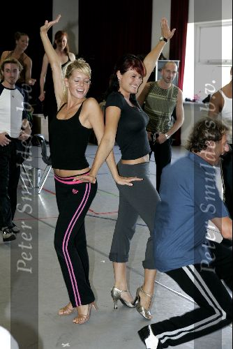 Amsterdam 1 augustus 2004
Presentatie  musical Crazy for You.
Anouk v Nes en Chantal janzen