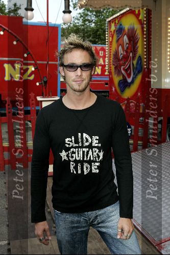 Amsterdam 3 augustus 2004
Charly Luske met zonnebril bij premiere circus Renz