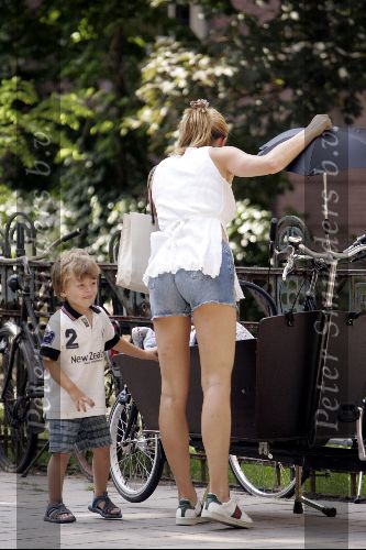 Amsterdam 3 augustus 2004
Danielle Overgaag met Tijmen en Fiene in bakfiets.