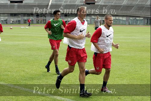 Amsterdam 31 juli 2004
Dennis Bergkamp en Lungberg op de training van Arsenal.
Op de achtergrond Robin v Persie