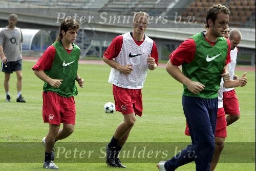 Amsterdam 31 juli 2004
Dennis Bergkamp en Lungberg op de training van Arsenal.
Op de achtergrond Robin v Persie