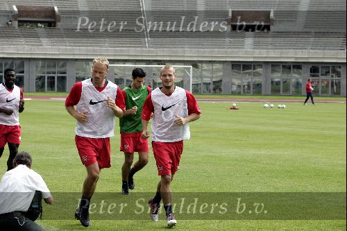 Amsterdam 31 juli 2004
Dennis Bergkamp en Lungberg op de training van Arsenal.
Op de achtergrond Robin v Persie