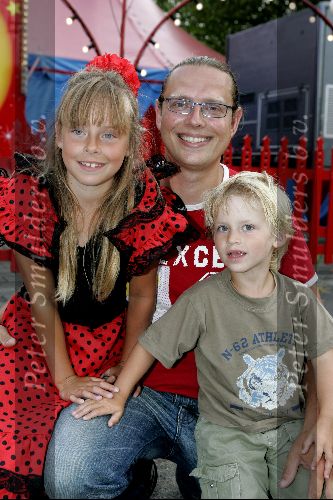 Amsterdam 3 augustus 2004
Premiere circus Renz. Klusjesman Dennis Mulder SBS 6  met kinderen
